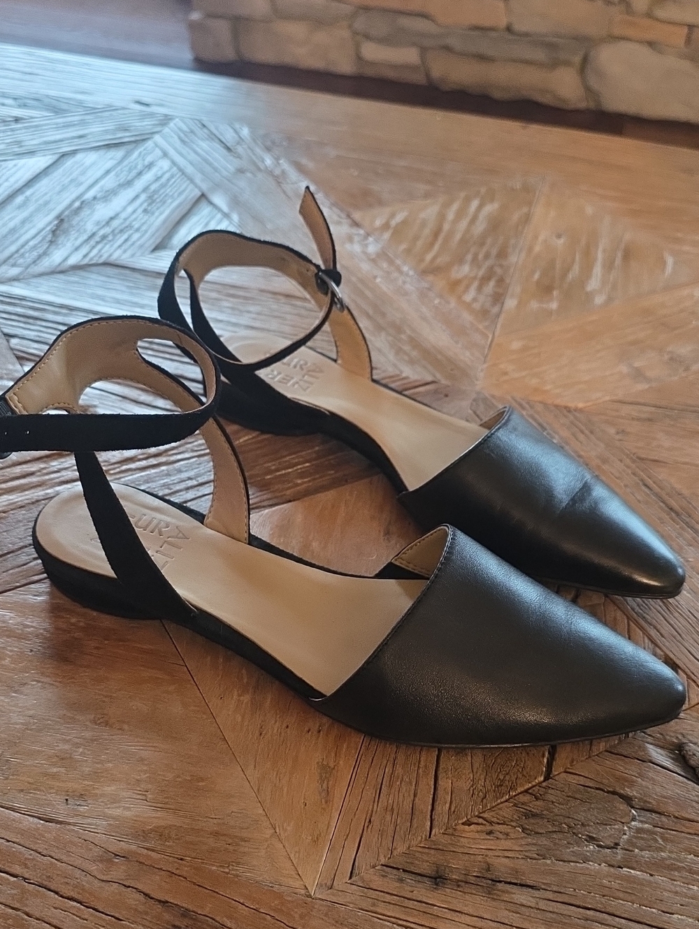 Naturalizer leather pointy toed strappy flats! 6